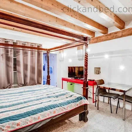 Click And Bed Les Bains * 디본느레방